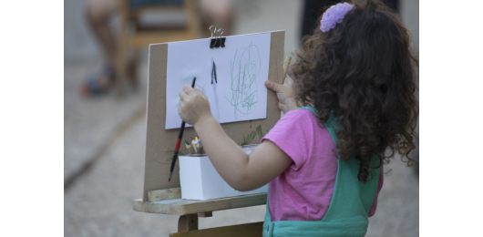 ילדה מציירת
